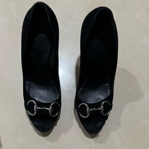 GUCCI Black Suede Open-Toe heels. Size 39 C